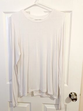 Aritzia Wilfred Free Basic Long Sleeve Tee in Off-White - size L